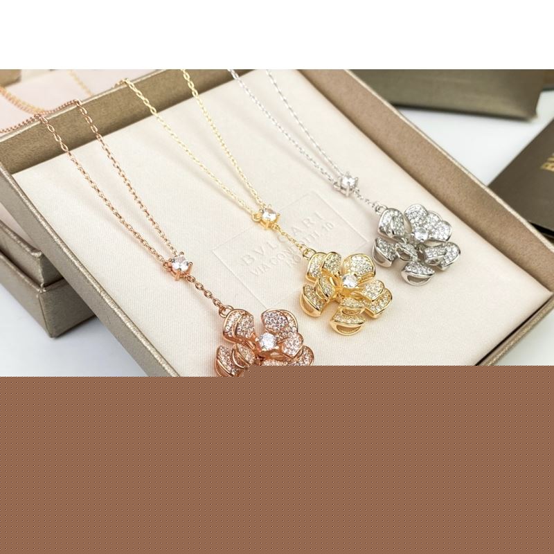 Bo*te*ga venenta necklaces